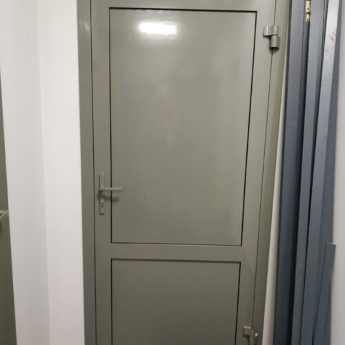 Алюминиевая одностворчатая распашная дверь с глухим заполнением